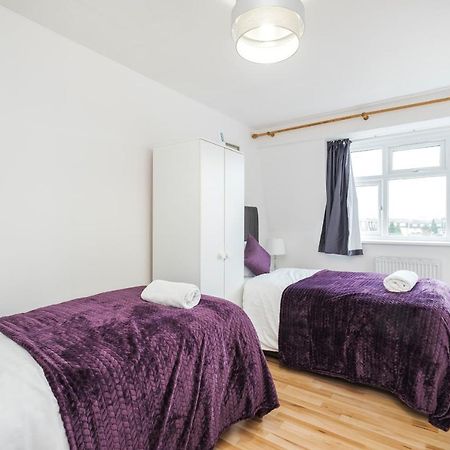 Spacious 3 Bed 1 Bath Hse W Guest Toilet W Parking Near Excel - E16 London Eksteriør bilde