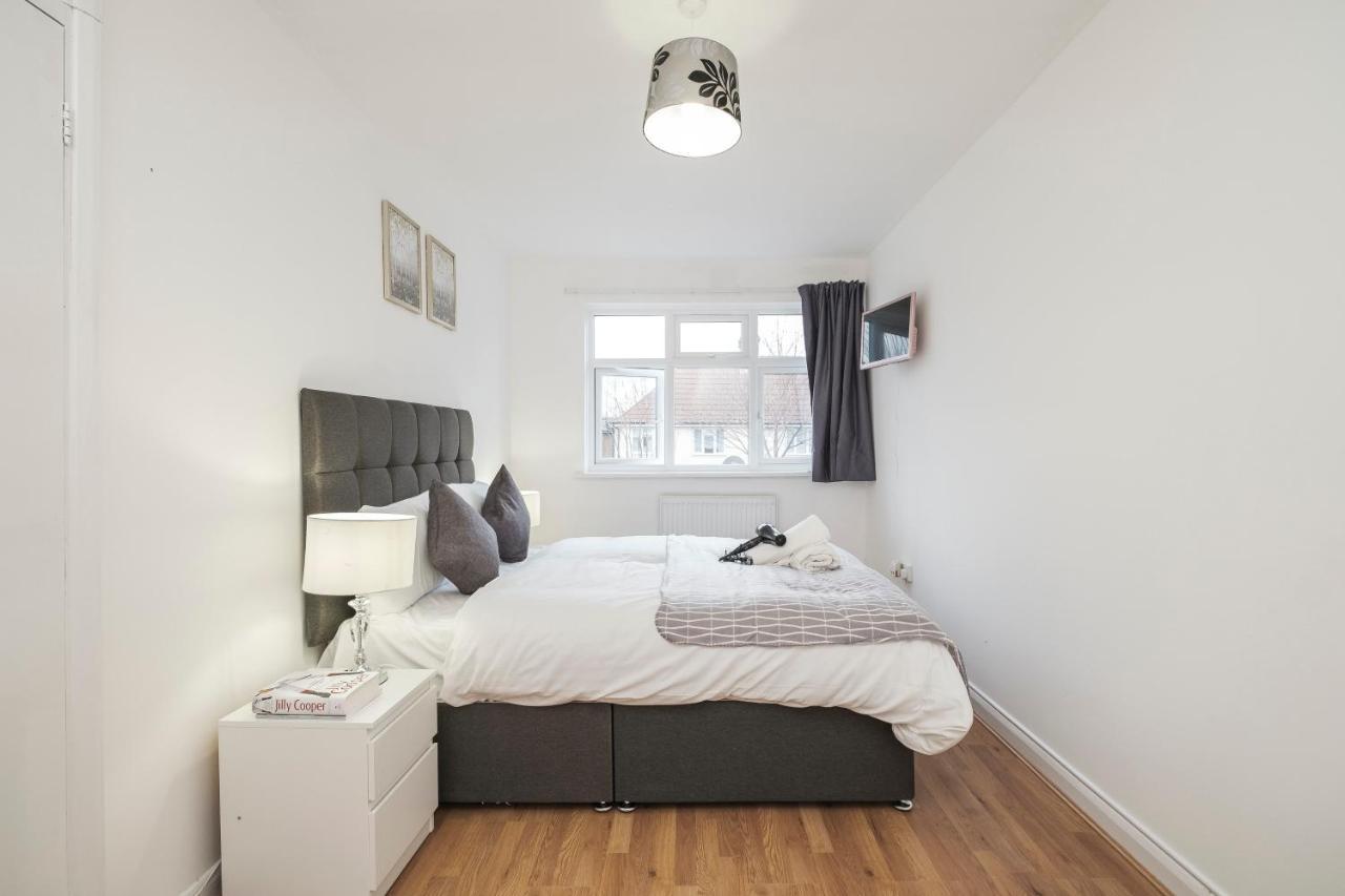 Spacious 3 Bed 1 Bath Hse W Guest Toilet W Parking Near Excel - E16 London Eksteriør bilde