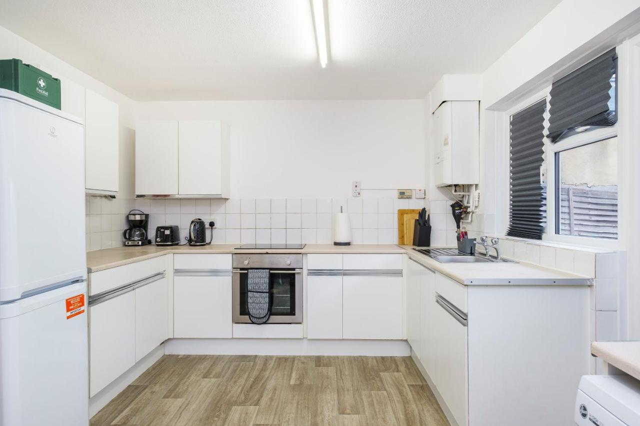 Spacious 3 Bed 1 Bath Hse W Guest Toilet W Parking Near Excel - E16 London Eksteriør bilde