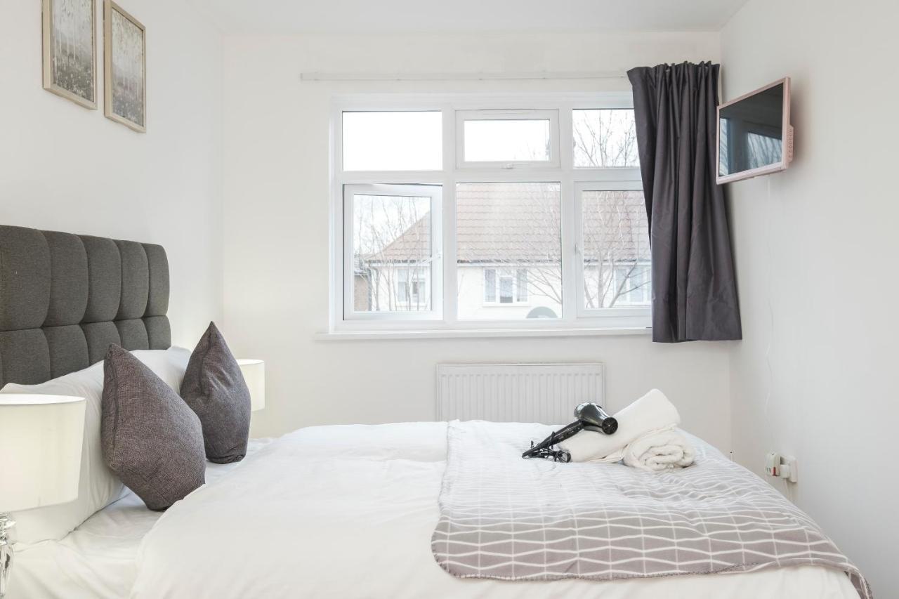 Spacious 3 Bed 1 Bath Hse W Guest Toilet W Parking Near Excel - E16 London Eksteriør bilde