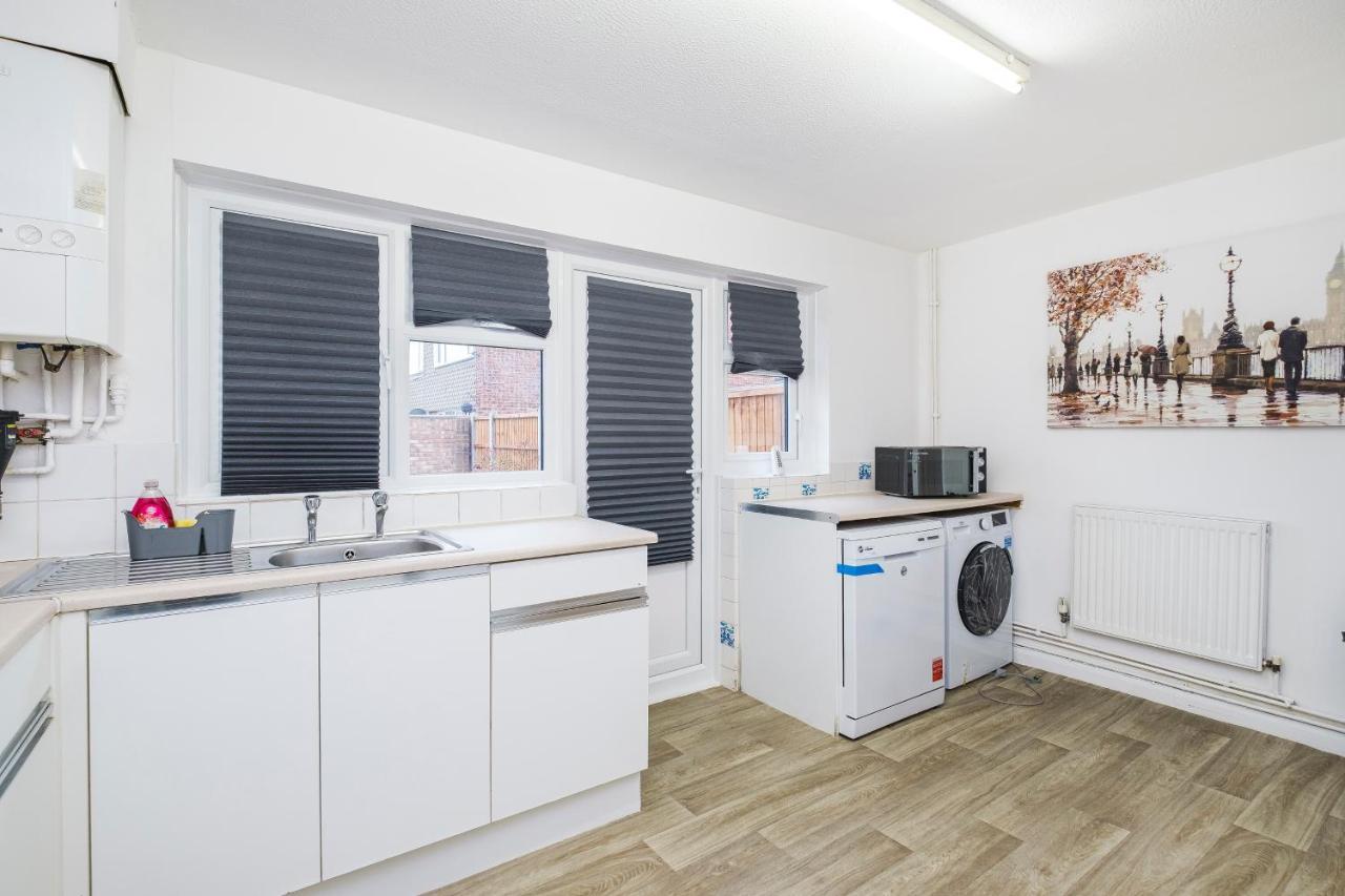 Spacious 3 Bed 1 Bath Hse W Guest Toilet W Parking Near Excel - E16 London Eksteriør bilde