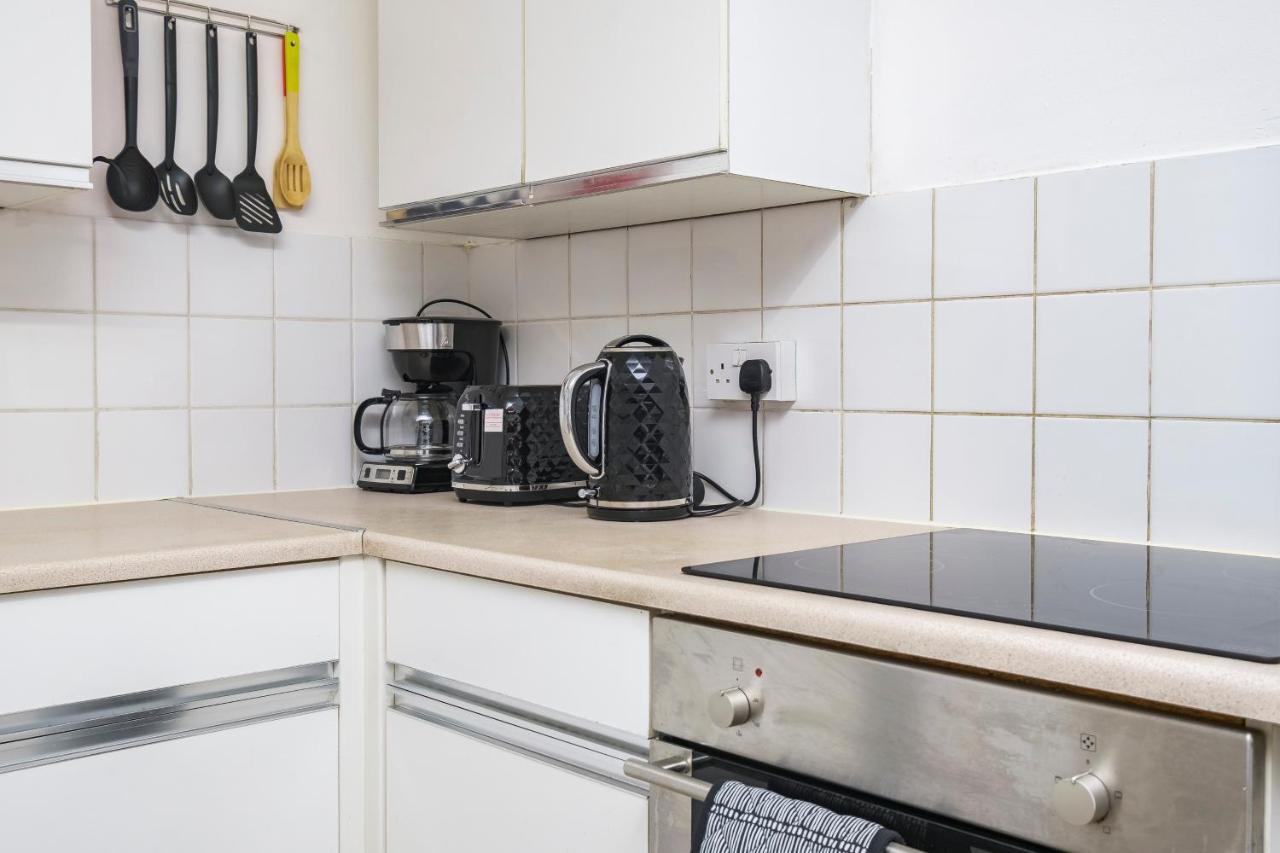 Spacious 3 Bed 1 Bath Hse W Guest Toilet W Parking Near Excel - E16 London Eksteriør bilde