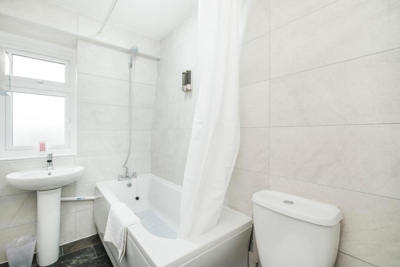 Spacious 3 Bed 1 Bath Hse W Guest Toilet W Parking Near Excel - E16 London Eksteriør bilde