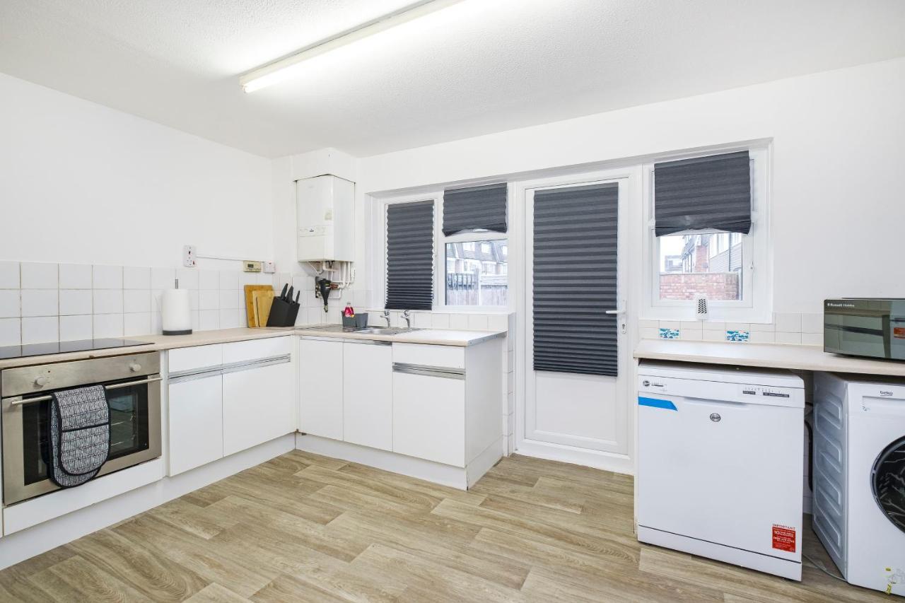 Spacious 3 Bed 1 Bath Hse W Guest Toilet W Parking Near Excel - E16 London Eksteriør bilde